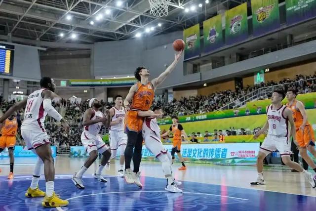 爱游戏官网-28分大胜！上海2-0晋级CBA四强，季后赛格局初显